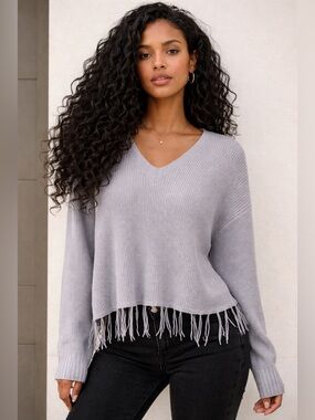 Vicolo V-Neck Fringe Hem Sweater
